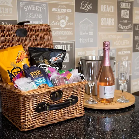 Oak House - Sleeps 10 With Bar & Games Reighton