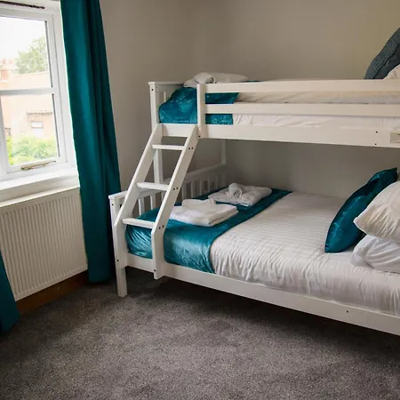 Oak House - Sleeps 10 With Bar & Games Holiday home