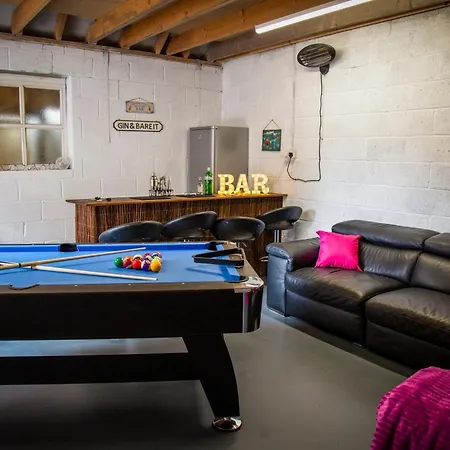 Oak House - Sleeps 10 With Bar & Games