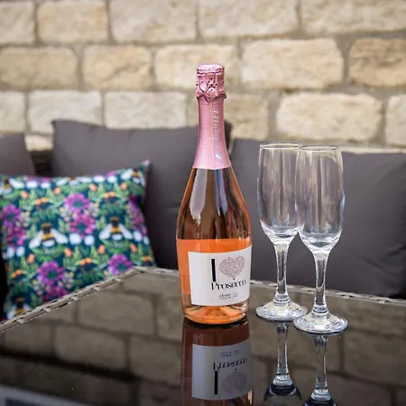 Holiday home Oak House - Sleeps 10 With Bar & Games *
