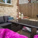 Oak House - Sleeps 10 With Bar & Games